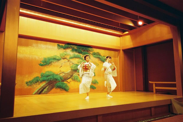 花代と点子が国立劇場で日本舞踊を舞う
親子の“卒業晴れ舞台”応援プロジェクト
