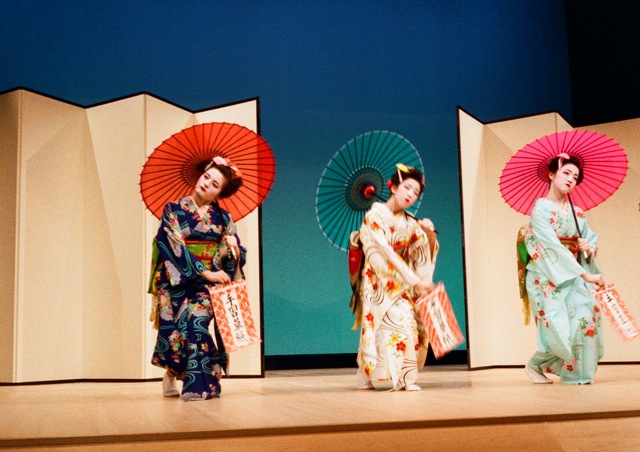 花代と点子が国立劇場で日本舞踊を舞う
親子の“卒業晴れ舞台”応援プロジェクト
